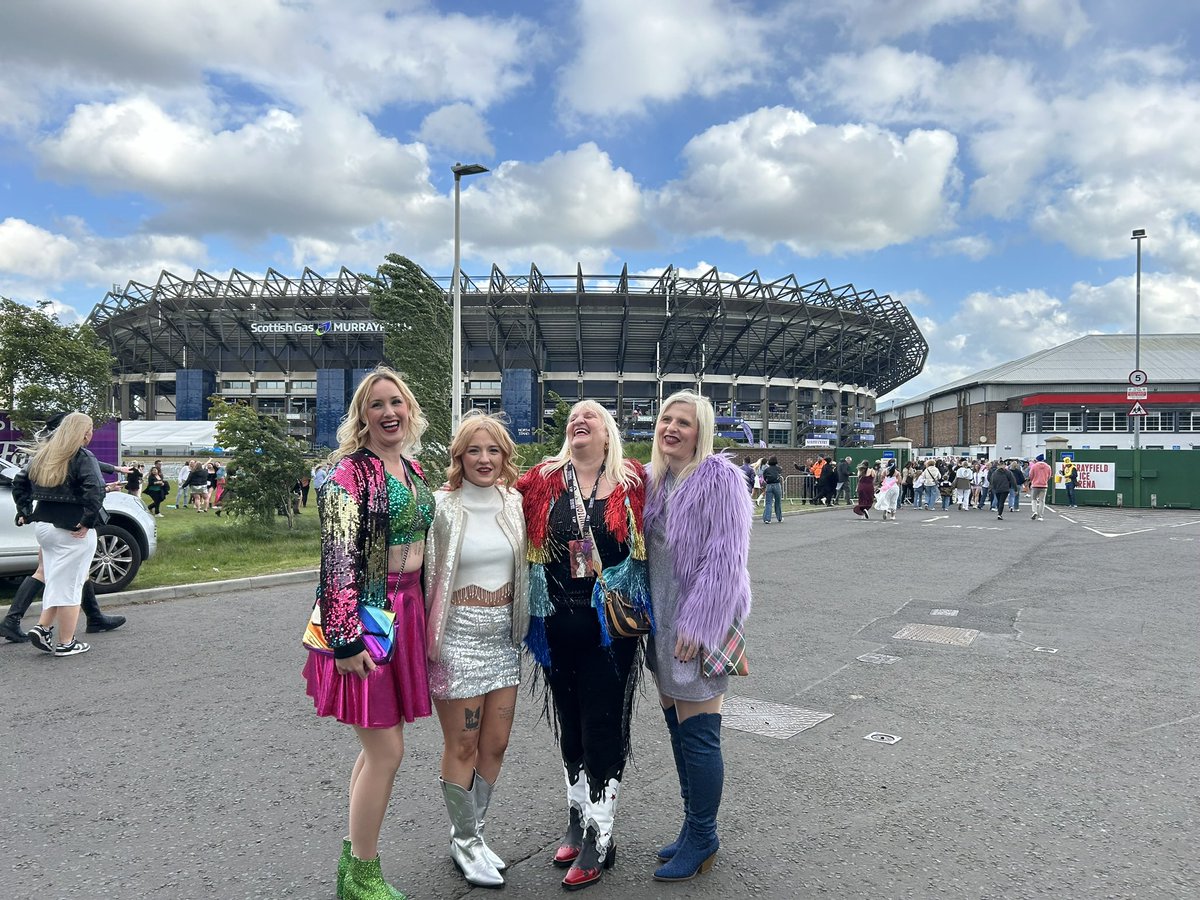 TheoriesTaylor's tweet photo. #EdinburghTStheErasTour N1 was incredible…The surprise songs were insane!! 🏴󠁧󠁢󠁳󠁣󠁴󠁿 

Hold onto the memories, they’ll hold onto you @KarraX0X https://t.co/n4tEzb0ta8