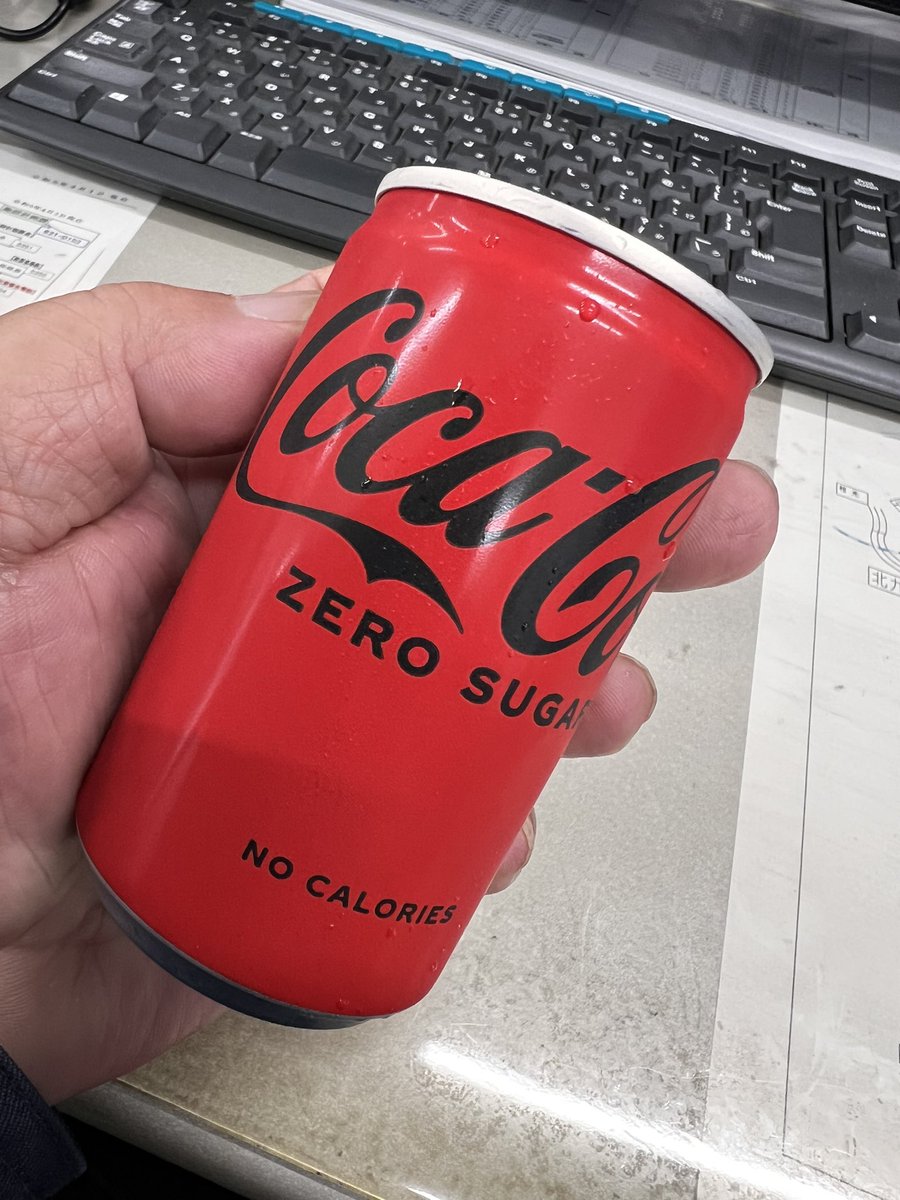 zussy0108zz's tweet photo. 本日は
全国的に暑いよなー

昼のコーラは久しぶり

では
いただきます.･゜
 #コカ・コーラ
 #ゼロシュガー
 #160ml https://t.co/bf4RNhJC0U