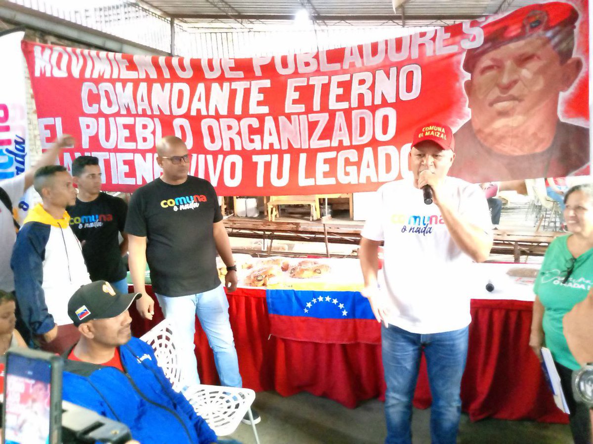 PSUVBerroteran's tweet photo. Primer Encuentro entre la Caracas Comunera y el Ministro del Poder Popular para las  Comunas y Movimientos Sociales.

La reunión se llevó a cabo en el Campamento de Pioneros Luchadores de mi Patria, en la Parroquia La Candelaria. #ComunaoNada https://t.co/v76BUVGHBb
