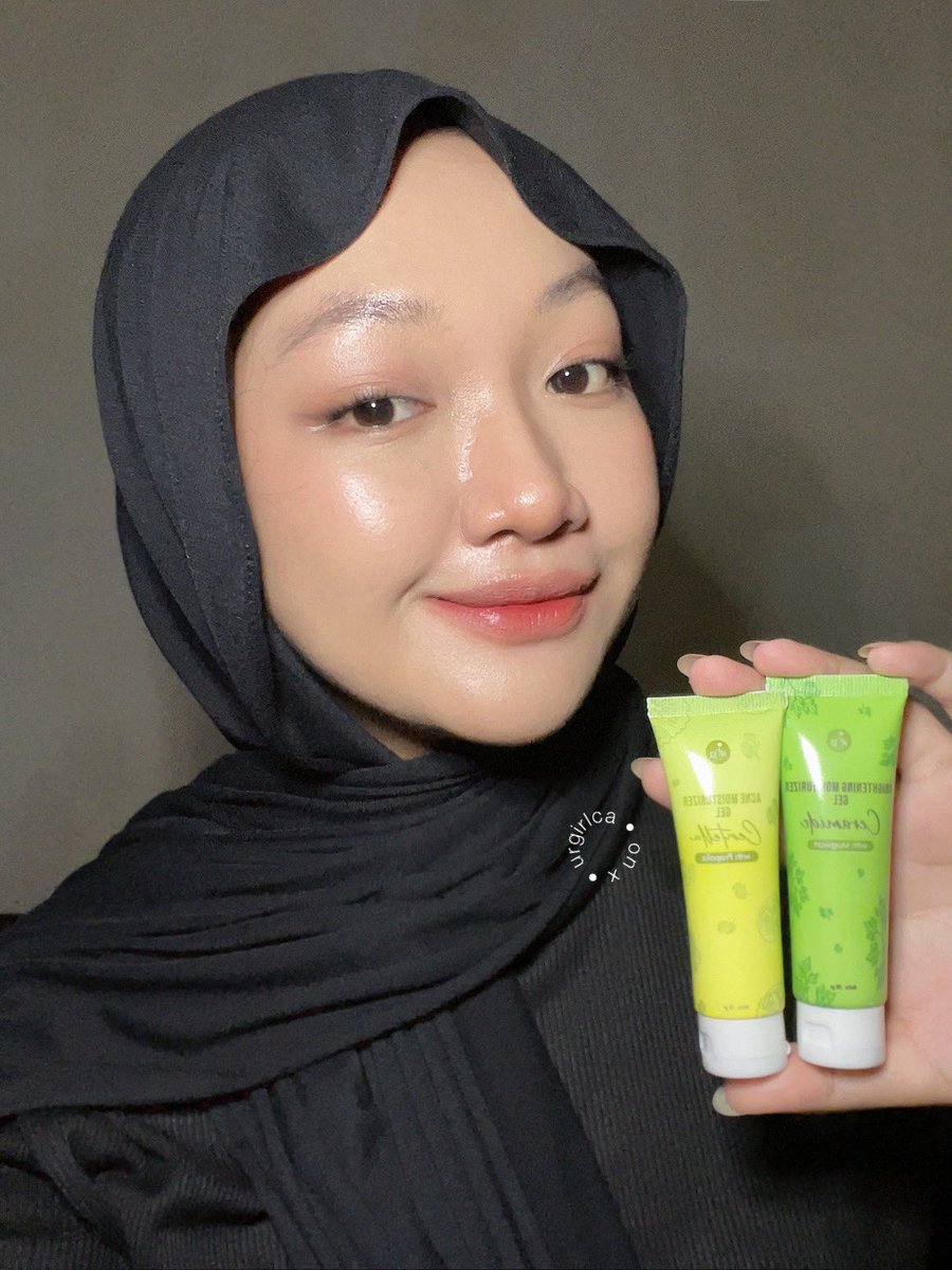 urgirlca's tweet photo. rekomendasi moisturizer brand lokal yang affordable 40k ajaa, packaging nya tube 20gr travel friendly🫶🏻

kali ini ada 2 jenis moisturizer untuk brightening dan untuk acne🙌🏻

#RacunSkincare https://t.co/IzJfzMKrDT