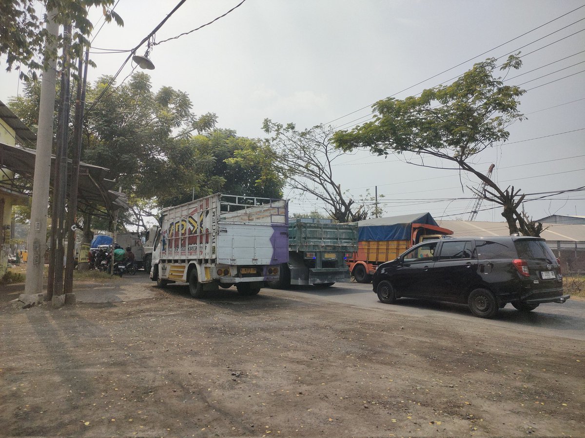 CenterDhuafa's tweet photo. Kemacetan di jalan lingkar timur siwalanpanji buduran Sidoarjo @e100ss karena truk rusak https://t.co/2xsHgb8Nee