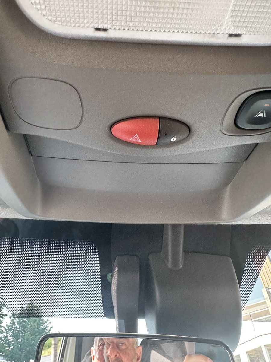 eldemlevent's tweet photo. @RenaultTurkey @renaultgroup Renault Master’da dörtlü flaşör�� buraya koyarken ne düşündünüz? Koca konsolda bir flaşör düğmesi koyacak yer yok muydu? https://t.co/upqhenjn6o