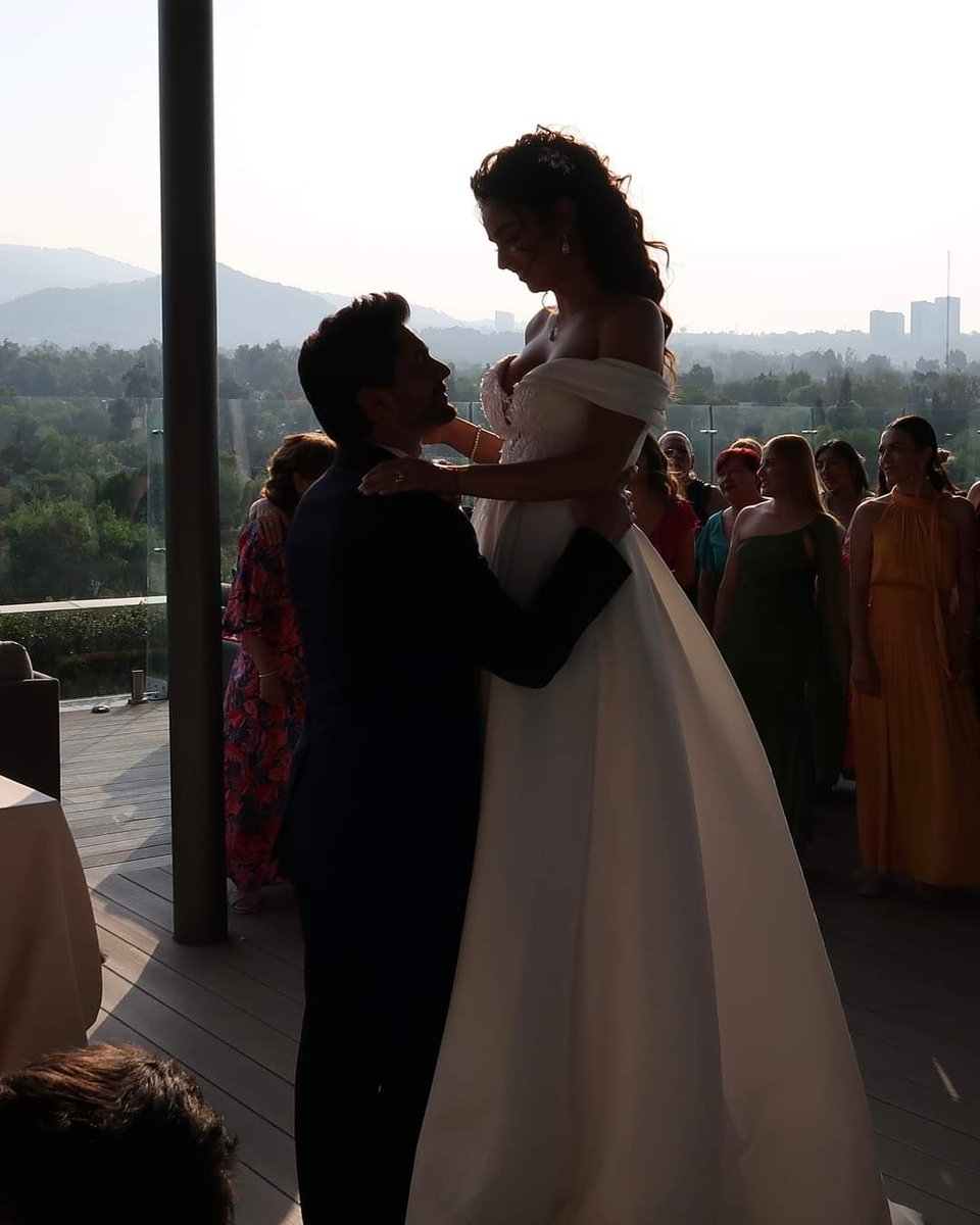 rychoOficial's tweet photo. Boda Paz y Esteban 💒 al fin se casaron 🥹💕 oficialmente son ahora la familia Villa de Cortés Roble 🏠 @elamornotienerecetaof #ElAmorNoTieneReceta @claudia3martin @danielelbittar @JaiMaqueo @IsabellaTenaN, #Monito, #Maria, #Edder... https://t.co/iDcTn8LWhs