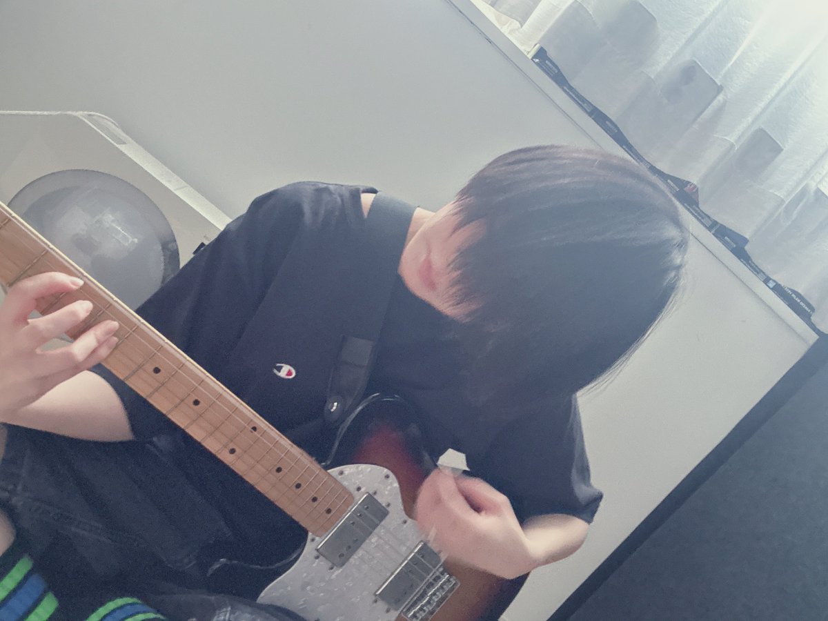 p_miyata's tweet photo. ギターリストになるらしい。 https://t.co/rQXGQSZMPh