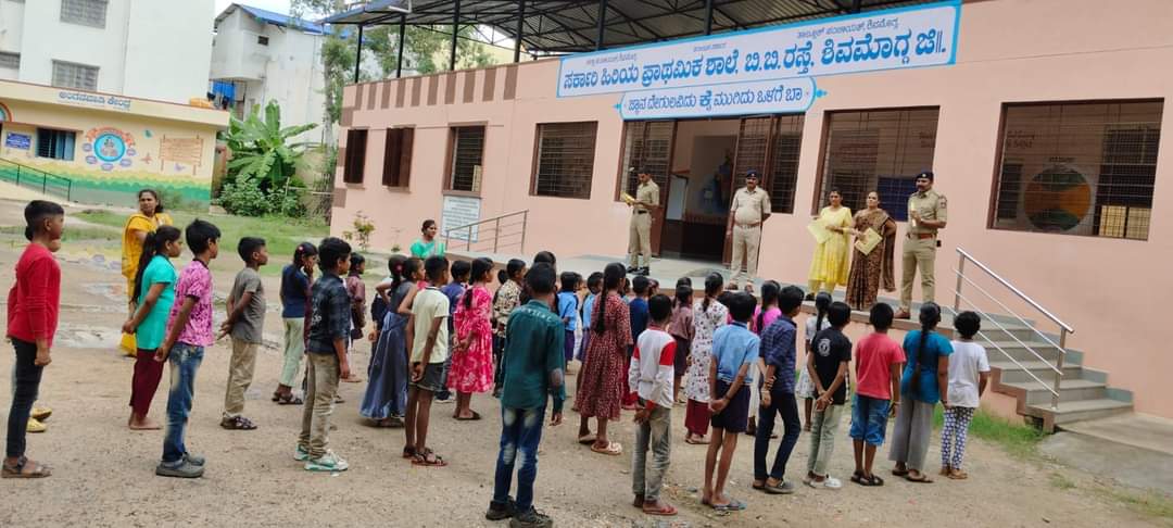 DoddapetePs's tweet photo. ದಿನಾಂಕಃ 12-06-2024 ರಂದು ಪಿಎಸ್ಐ ದೊಡ್ಡಪೇಟೆ ಪೊಲೀಸ್ ಠಾಣೆ ರವರು ಠಾಣಾ ವ್ಯಾಪ್ತಿಯ ಮಿಳ್ಳಘಟ್ಟ ಶಾಲೆ, ಕಿದ್ವಾಯ್ ಶಾಲೆ ಮತ್ತು ಮಹ್ಮದೀಯ ಸರ್ಕಾರಿ ಶಾಲೆಯಲ್ಲಿ, ಕಾನೂನು ಅರಿವು ಕಾರ್ಯಕ್ರಮವನ್ನು ಹಮ್ಮಿಕೊಂಡು ವಿಧ್ಯಾರ್ಥಿಗಳಿಗೆ ಪೋಕ್ಸೋ ಕಾಯ್ದೆ, ಬಾಲ ವಿವಾಹ ನಿಷೇದ ಕಾಯ್ದೆ, ಬಾಲಕಾರ್ಮಿಕ ನಿಷೇದ ಕಾಯ್ದೆಗಳ ಮಾಹಿತಿಯನ್ನು ನೀಡಿರುತ್ತಾರೆ https://t.co/KrveXQBlfP