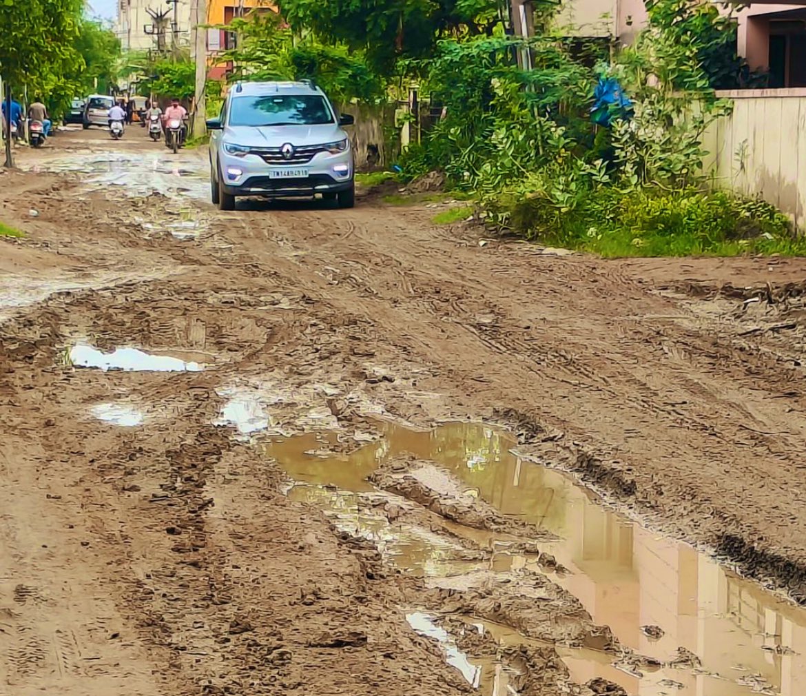 myselframanan's tweet photo. @chennaicorp @ThamizhachiTh @PriyarajanDMK @mkstalin @CMOTamilnadu 
When will this situation change?
When will these issues be fixed?
Any idea how horrible of an experience it is for the residents when they decide to step out of the house?
#Madipakkam #DMKITwing #DMK #Chennai https://t.co/oimQ9QVTje