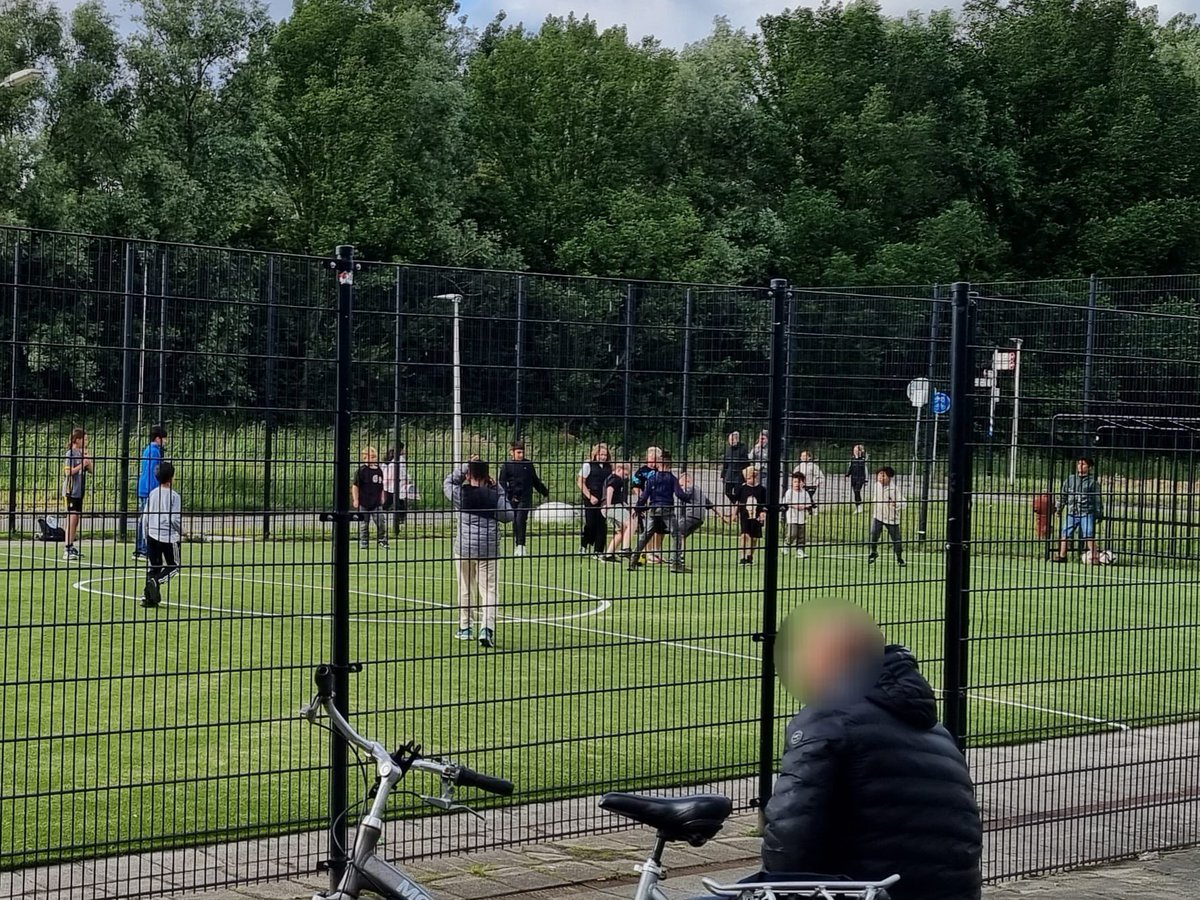 SWelbevindenD's tweet photo. Wat een kleine aanpassing teweeg kan brengen aan sporten, ontmoeten, en verbinden in de wijk.
SWD is al 2 jaar bezig om de voetbalkooi op te laten knappen, @GemeenteDelft heeft eindelijk de noodzaak ingezien en kunstgras gelegd.
Resultaat: Elke dag een grote drukte met jeugd! https://t.co/JyJPjJRUOL