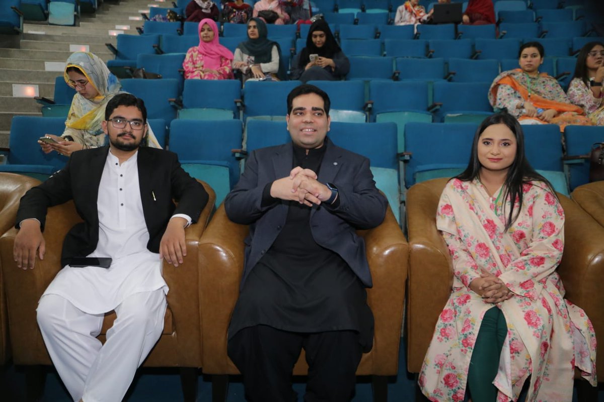YoLoGoPak's tweet photo. YoLoGo successfully organized a "Small Scale Photo Voice Exhibition" with the support of Forum of Federations and the collaboration of GIZ. Mr. Fahad Shahbaz Warraich, Focal Person, Prime Minister Youth Program, Punjab was the Chief Guest where he expressed support to YoLoGo. https://t.co/WNpydizMLo