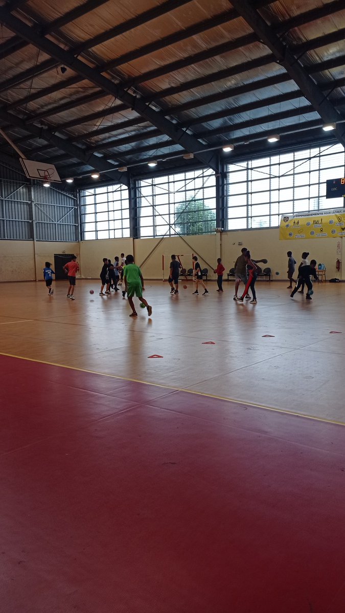 Faisons du handball avec le Case Cressonnière de Saint André 
🤾‍♀️👍
<a href="/Ravine_Creuse/">École Ravine Creuse 1</a>