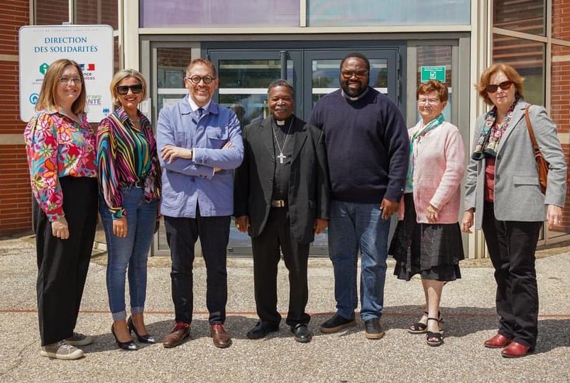 ait_eddie's tweet photo. Mgr Eugène Cyrille Houndékon, #évêque d’Abomey, était en visite ce mardi 11 juin dans notre ville. Il était notamment accompagné du #père Alex Koukpode de la Paroisse de @ville_carrieres et de @ChanteloupLV.
#Abomey est la capitale de l’ancien royaume du #Dahomey, actuelle république du #Bénin.
Après un accueil républicain en #mairie et une visite du Pôle Michel Colucci et de ses services, nous avons partagé avec Mgr Eugène Cyrille Houndékon et en présence de @SandraLEBEY, conseillère municipale déléguée aux ainés et aux animations intergénérationnelles, et de Soukaïna El Khamlichi, conseillère municipale déléguée à la laïcité, aux cultes et au vivre ensemble, un repas avec nos ainés.
Des moments de #fraternité que j’affectionne particulièrement.
#vielocale #VivreEnsemble #culte #laicite #carrieressouspoissy #VisiteOfficielle #benin #eveque