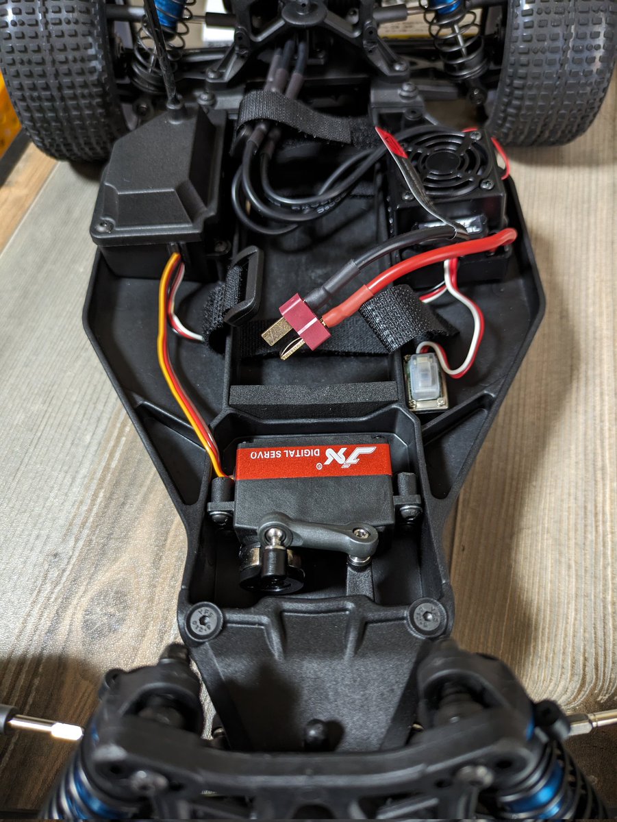 axsela15cspr's tweet image. こんにちは☀
RB10の、純正サーボの、遅さが気になったので、ちょっと速い格安サーボに、交換してみました。
#TEAMASSOCIATED 
#RB10