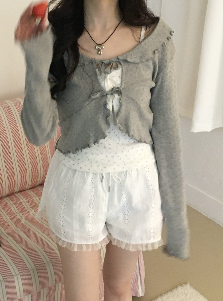 newyears2ve's tweet photo. Ribbon prill cardigan 🎀

사랑스러운 리본프릴가디건이 업로드 되었습니다 !
펀칭과 프릴 디테일이 룩의 완성도를 높여줘요 ♥︎՞݀ ܸ. ٜ .ྀིܸ ՞𐭩݂𐅛ᦒ֯

🔗자사몰 https://t.co/03ip9fFGEu

🔗지그재그 https://t.co/bh9YDwK3DL

RT 추첨을 통해 리본프릴가디건을 보내드릴게요 ! https://t.co/QrbnFbBA8b