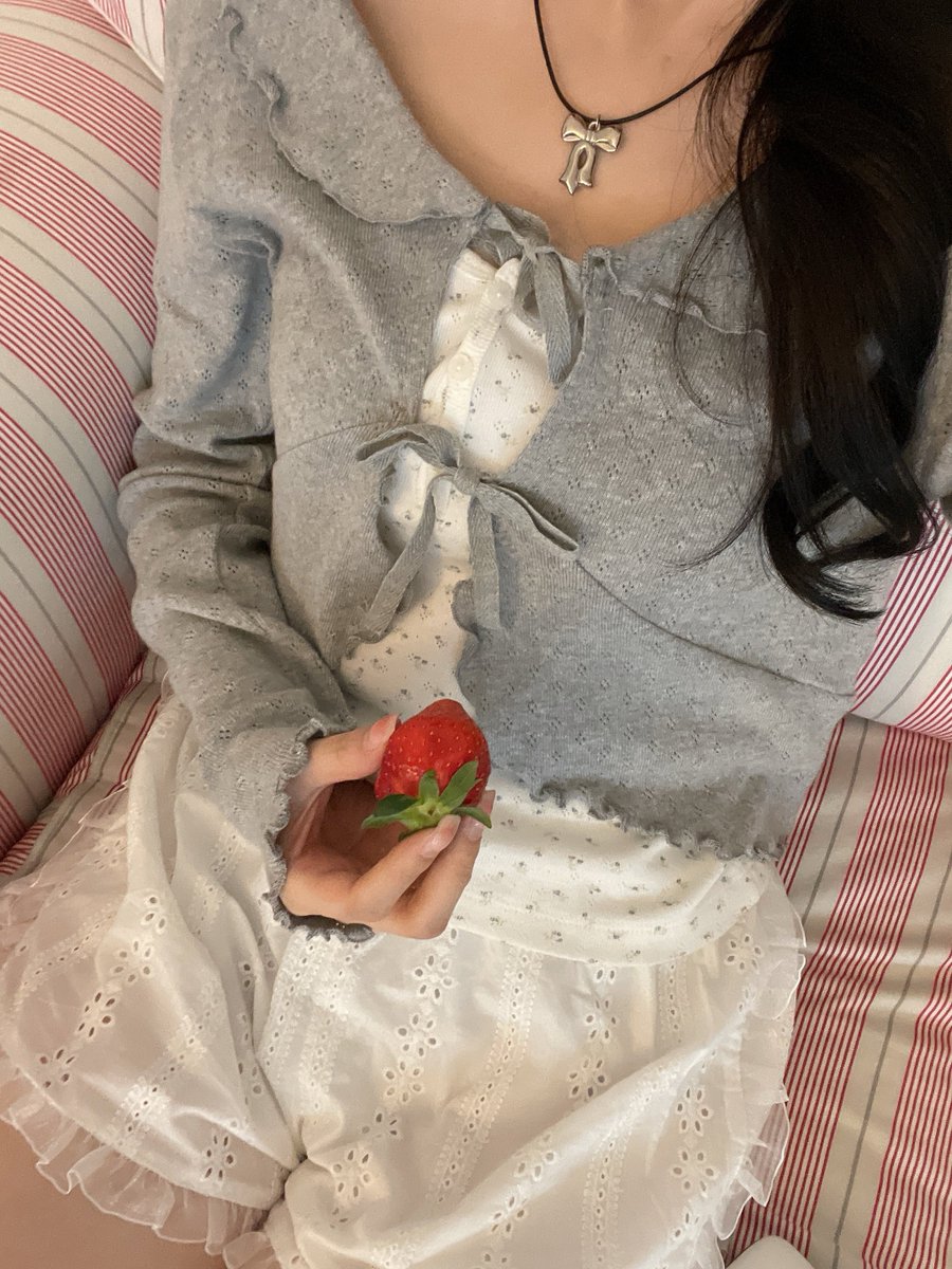 newyears2ve's tweet photo. Ribbon prill cardigan 🎀

사랑스러운 리본프릴가디건이 업로드 되었습니다 !
펀칭과 프릴 디테일이 룩의 완성도를 높여줘요 ♥︎՞݀ ܸ. ٜ .ྀིܸ ՞𐭩݂𐅛ᦒ֯

🔗자사몰 https://t.co/03ip9fFGEu

🔗지그재그 https://t.co/bh9YDwK3DL

RT 추첨을 통해 리본프릴가디건을 보내드릴게요 ! https://t.co/QrbnFbBA8b