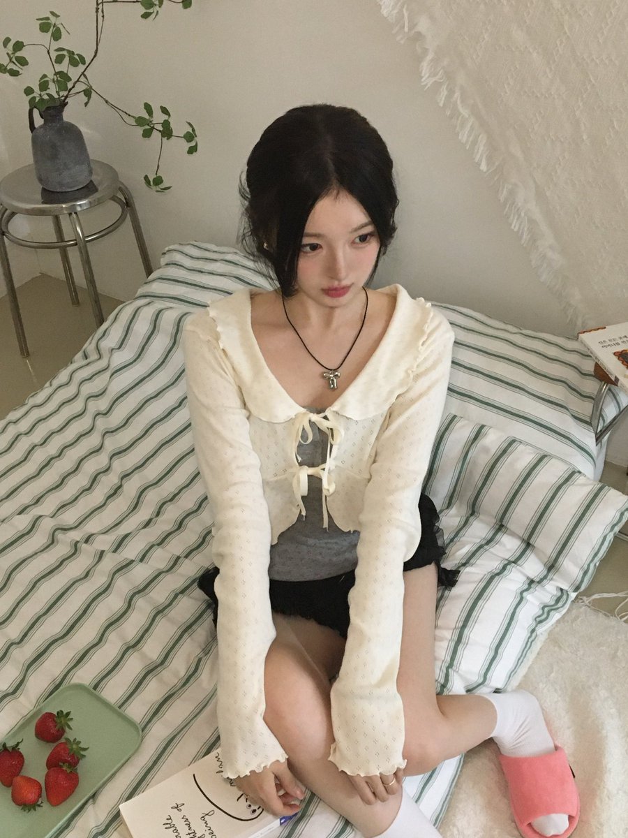 newyears2ve's tweet photo. Ribbon prill cardigan 🎀

사랑스러운 리본프릴가디건이 업로드 되었습니다 !
펀칭과 프릴 디테일이 룩의 완성도를 높여줘요 ♥︎՞݀ ܸ. ٜ .ྀིܸ ՞𐭩݂𐅛ᦒ֯

🔗자사몰 https://t.co/03ip9fFGEu

🔗지그재그 https://t.co/bh9YDwK3DL

RT 추첨을 통해 리본프릴가디건을 보내드릴게요 ! https://t.co/QrbnFbBA8b