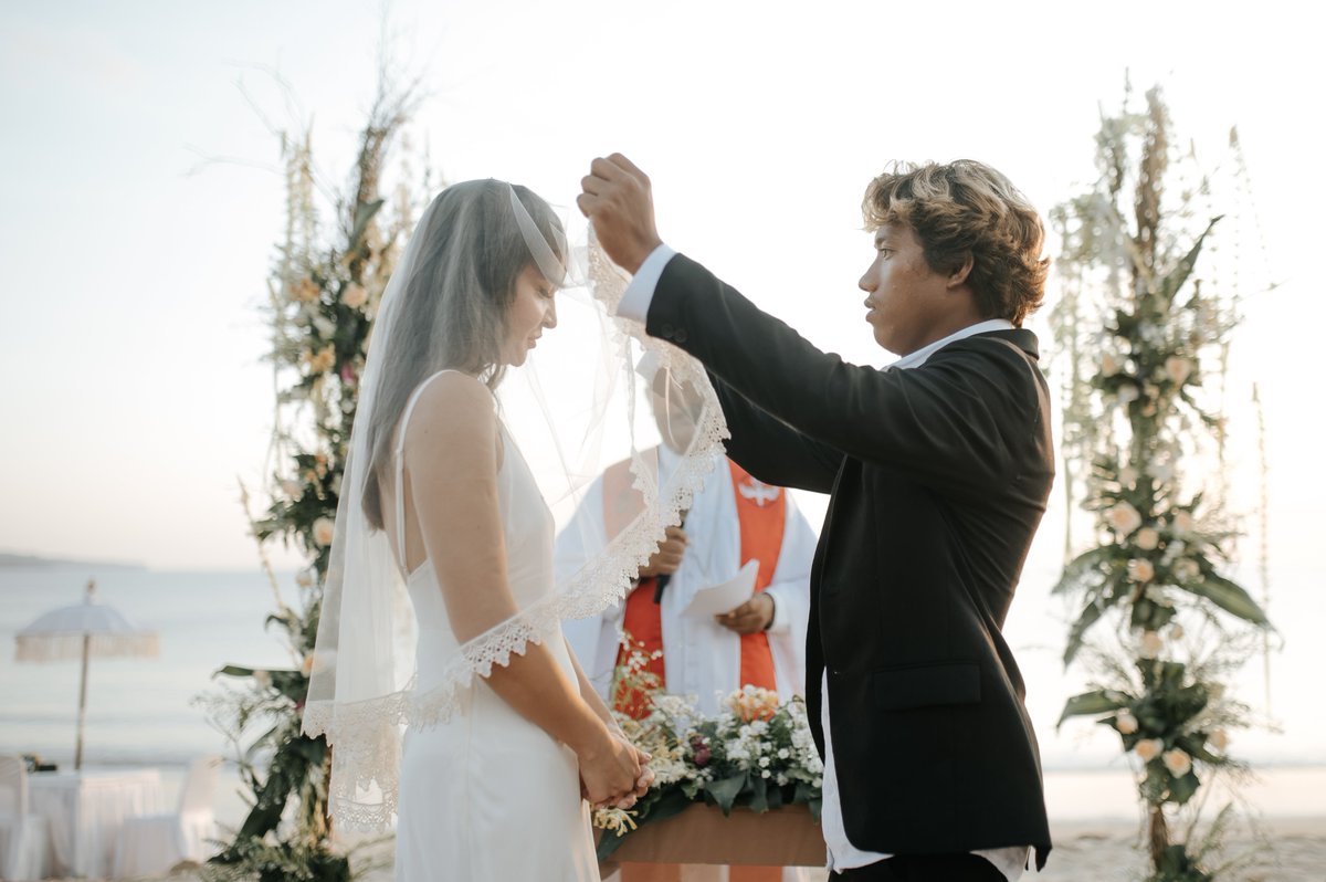 BaliHomeWedding's tweet photo. Christian Protestant &amp; Legal Wedding #ArtsofWedding #BaliHomeWedding #BaliWedding #JimbaranBeach #LegalWedding #ChristianProtesrantWedding #BaliWedding #WeddingProposal https://t.co/LnJ0VDi3Vc https://t.co/HqpZMZAUFE