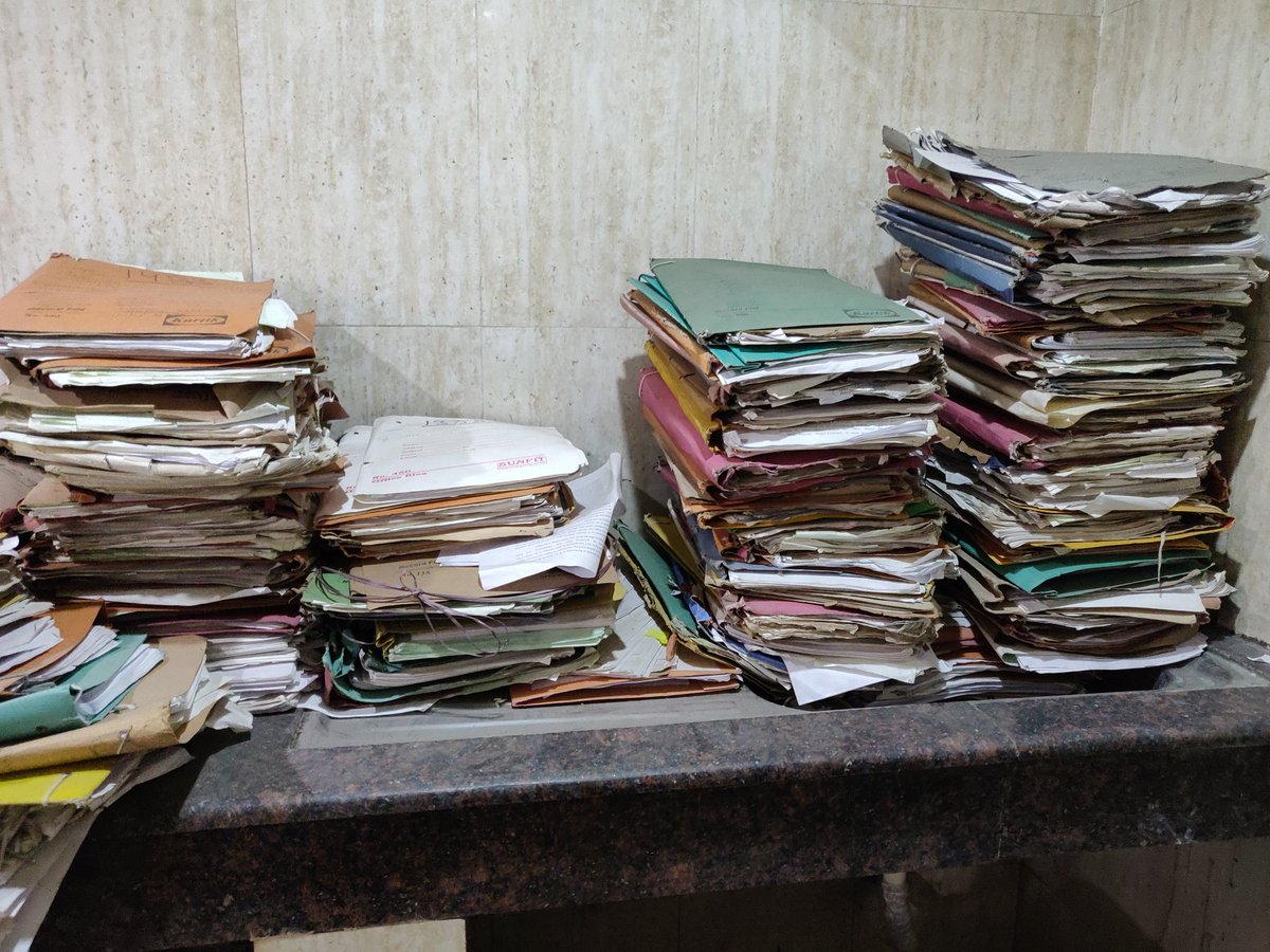 MandhaniApoorva's tweet photo. This is a consumer forum in Delhi--- case files on a kitchen sink, non-functional ACs, staff vacancies &amp; mounting pendency.

While Dwarka commission got ACs on rent after an order went viral, other fora haven't been so lucky.
@ThePrintIndia
Read my report: https://t.co/9EjaBlmVEL https://t.co/lRfileMrJj