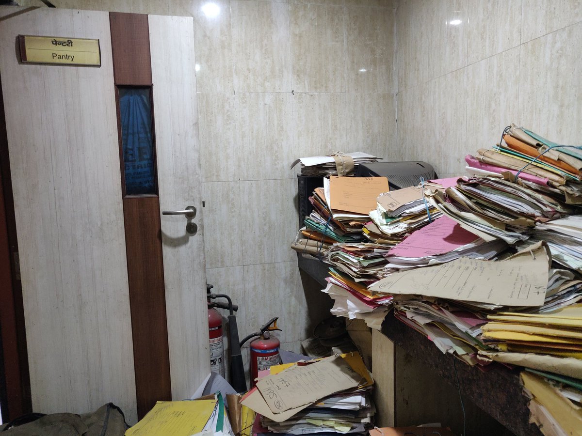 MandhaniApoorva's tweet photo. This is a consumer forum in Delhi--- case files on a kitchen sink, non-functional ACs, staff vacancies &amp; mounting pendency.

While Dwarka commission got ACs on rent after an order went viral, other fora haven't been so lucky.
@ThePrintIndia
Read my report: https://t.co/9EjaBlmVEL https://t.co/lRfileMrJj