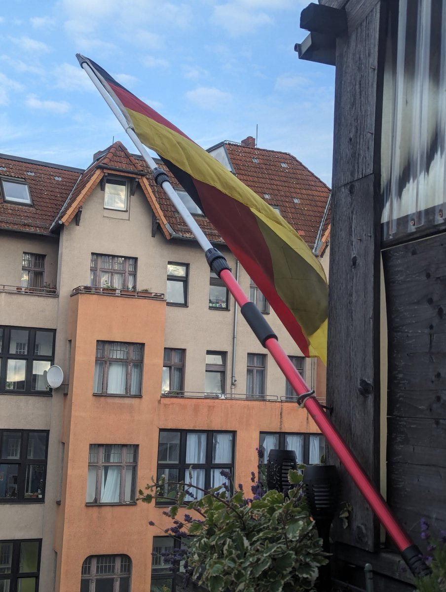 stierodin58's tweet photo. So die Fahne ist Raus https://t.co/nVvJO8IwCp