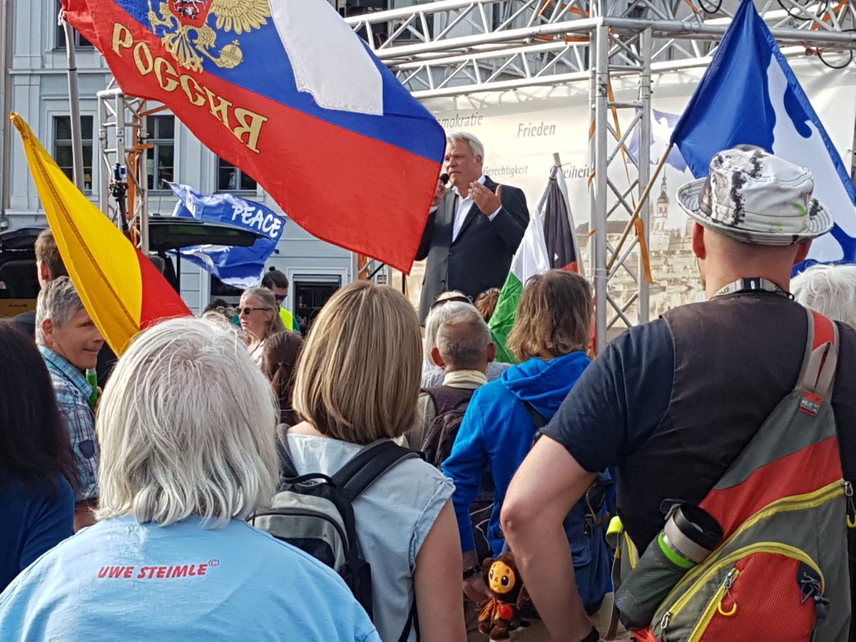 dd_nazifrei's tweet photo. Letzten Samstag, am Tag vor der Wahl, haben ausgerechnet Querverspulte & #Nazis sich unter dem verlogenen Motto „Tag für Frieden und Freiheit“ in #Dresden zu einer Kundgebung mit Aufzug getroffen. #DD0806 1/x https://t.co/f6eZMmZmdh