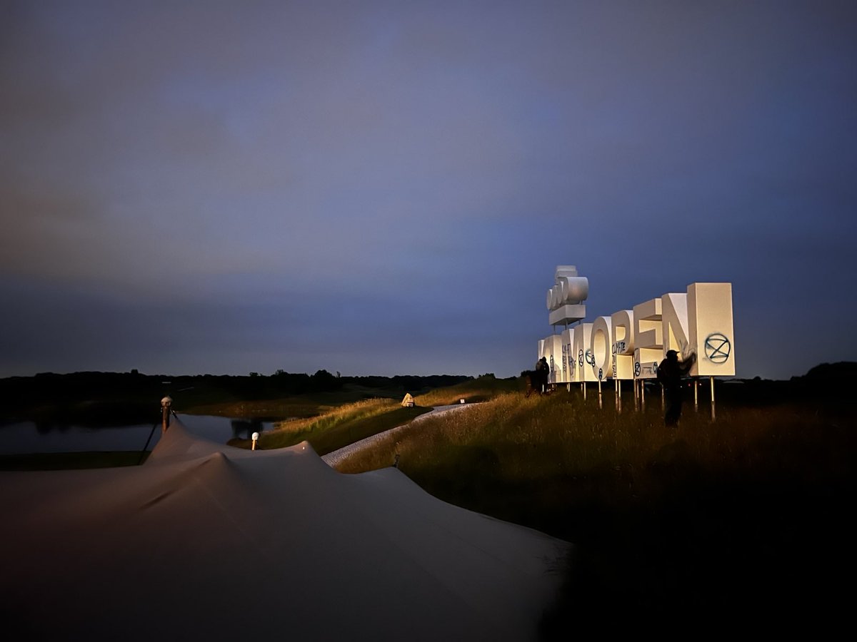 Vannacht hebben rebellen actie gevoerd tegen de fossiele sponsoring van het KLM Open Golftoernooi door bij de VIP-lounge op het gras de teksten “STOP KILLING US” en “STOP FOSSIELE SPONSORING” te spuiten. [1/2]