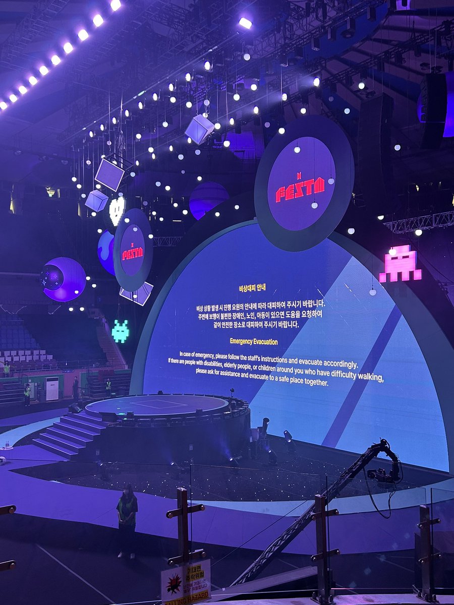 seokjinfile's tweet image. omg the stage is wootteo themed 🥹