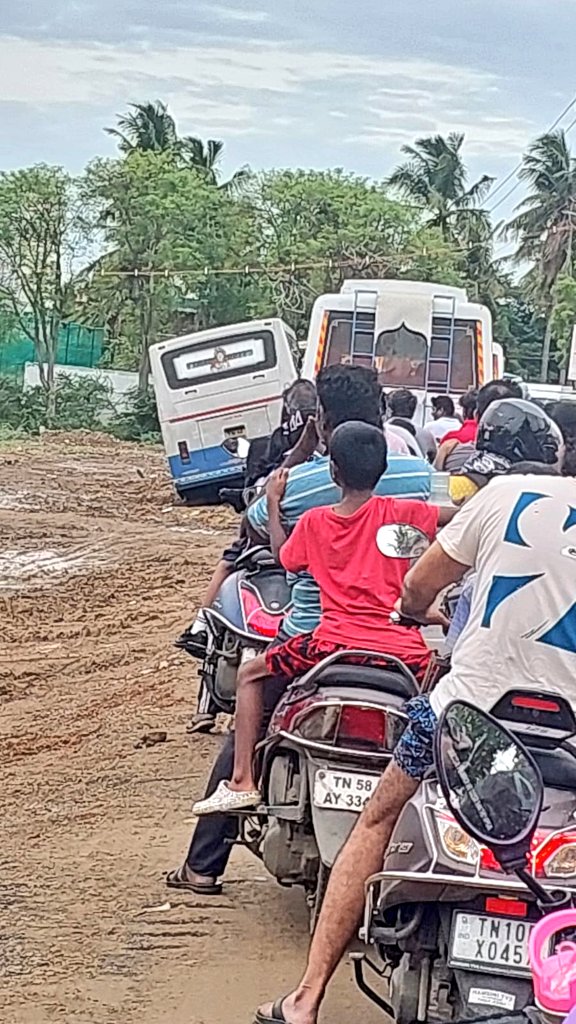 Newsdoor2's tweet photo. தினமும் 5000 பள்ளி குழந்தைகள், பெற்றோர்கள், ஆசிரியர்கள், பொதுமக்கள் பயன் படுத்தும் சாலையின் நிலை 😡 

இது சிங்கார சென்னை, பல இன்டர்நேஷனல் பள்ளிகள் இருக்கும் முக்கிய Kolappakkam சாலை. திராவிட மாடல் அசம்பாவிதம் நடக்கும் முன் சரி செய்யுமா 🤔

#STUDENTSLIVESMATTERS

@annamalai_k https://t.co/a6V2hi49Wx