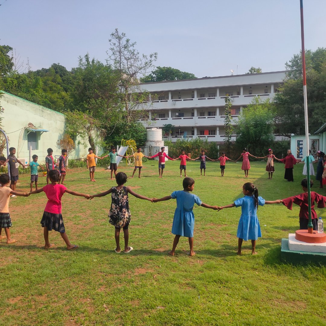 Vedanta_facor's tweet photo. #FACOR hosted a 5-day summer camp, at the community schools, engaging children in various creative and educational activities. #vedanta #summercamp #learning #SummerCamp2024 #CreativeKids #LearningBliss #ArtAndCraft #TeamSports #YogaForKids #MeditationForKids https://t.co/hIrXsdTPAF