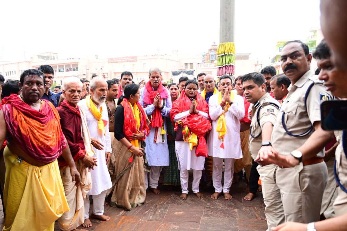 sambitswaraj's tweet photo. जो कहा, सो किया।

महाप्रभु श्री जगन्नाथ जी के भक्तों के लिए श्री मंदिर के चारो द्वार को खोलकर ओड़िसा की भाजपा सरकार ने माननीय प्रधानमंत्री श्री @narendramodi जी की गारंटी को सिद्ध किया है।

आज माननीय मुख्यमंत्री श्री @MohanMOdisha जी और उनके मंत्रिमंडल के सभी सदस्यों की उपस्थिति में श्री मंदिर के चारो द्वारों का खुलना हम सभी जगन्नाथ भक्तों के लिए अत्यंत हर्ष और सौभाग्य का विषय है।
