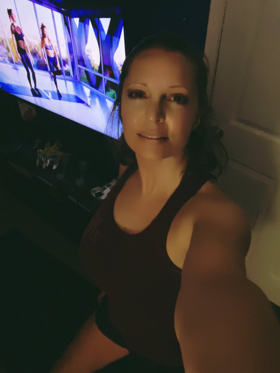 tinkerkellebell's tweet photo. #SweatySelfie🤳🏽
@ToneItUp💪🏽
#TIUTeam☝🏽 https://t.co/DEHnQHbCZ8