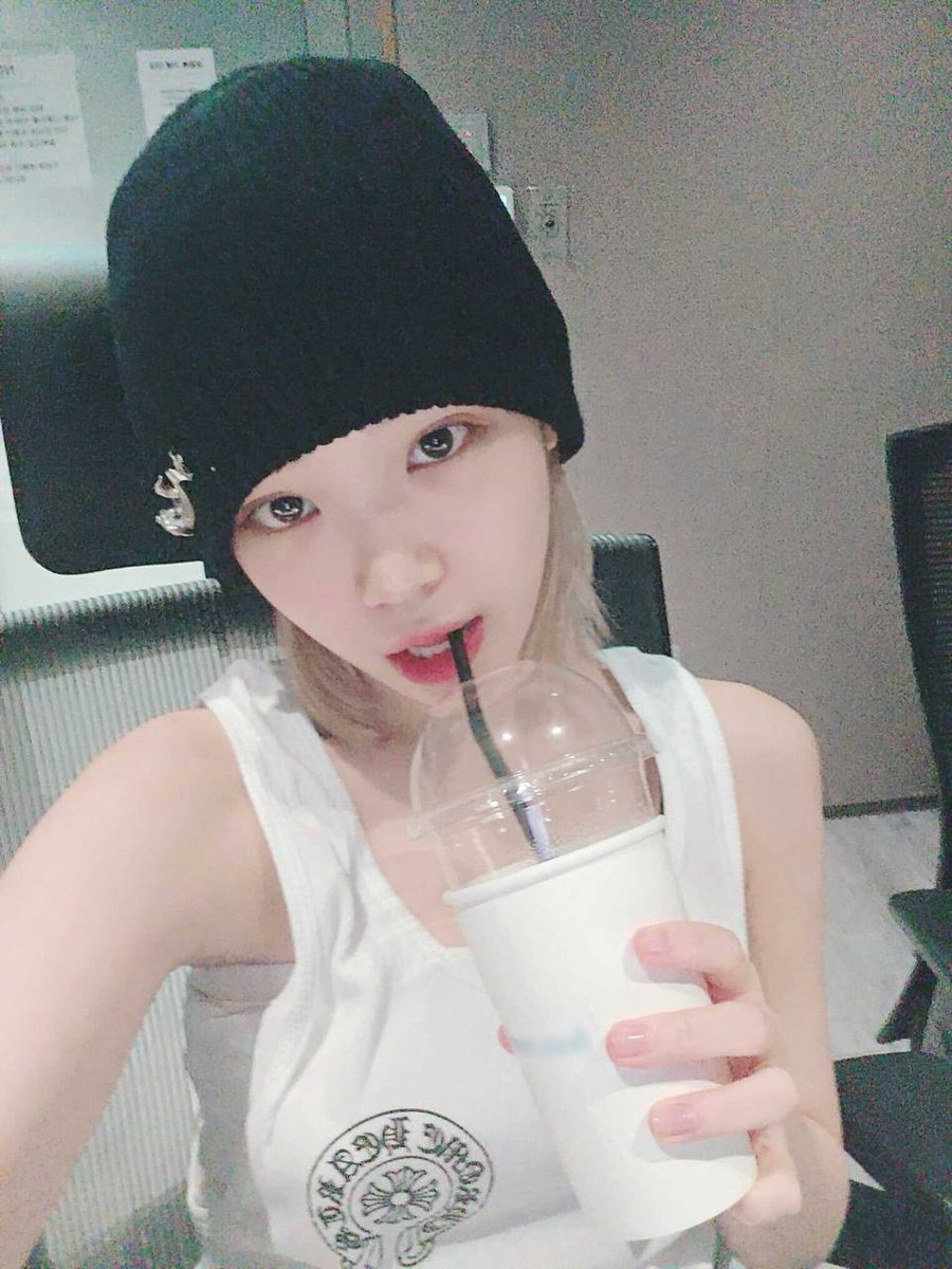 تشايوون عبر الويفيرس 
- ⨟ ׅ "أشرب أمريكانو مثلجًا خفيفًا كل يوم هذه الأيام
هل أصبح الأمر أكثر وأكثر تغلغلا بهذه الطريقة..
أتمنى لك يومًا سعيدًا اليوم أيضًا🤍
#LE_SSERAFIM #르세라핌