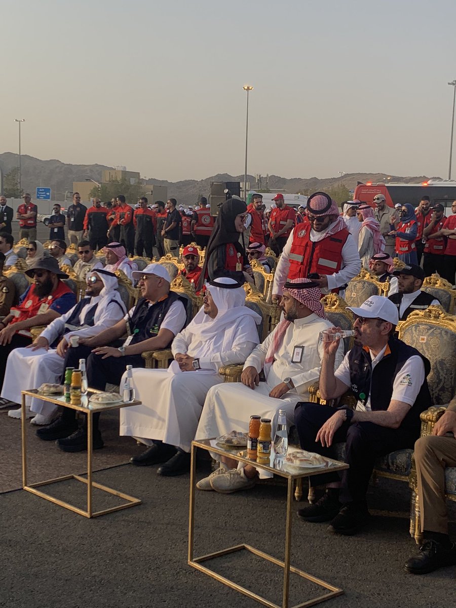 Iitrex4's tweet photo. بالأمس يوم الاربعاء

ولله الحمد وصلنا إلى مكة بسلامة 

و ابتدأنا في العمل مباشرة في المسار الإنساني للتشكيل البصري 

 #فريق_جامعة_الملك_سعود_للعمل_التطوعي https://t.co/Pq84D9zhv3