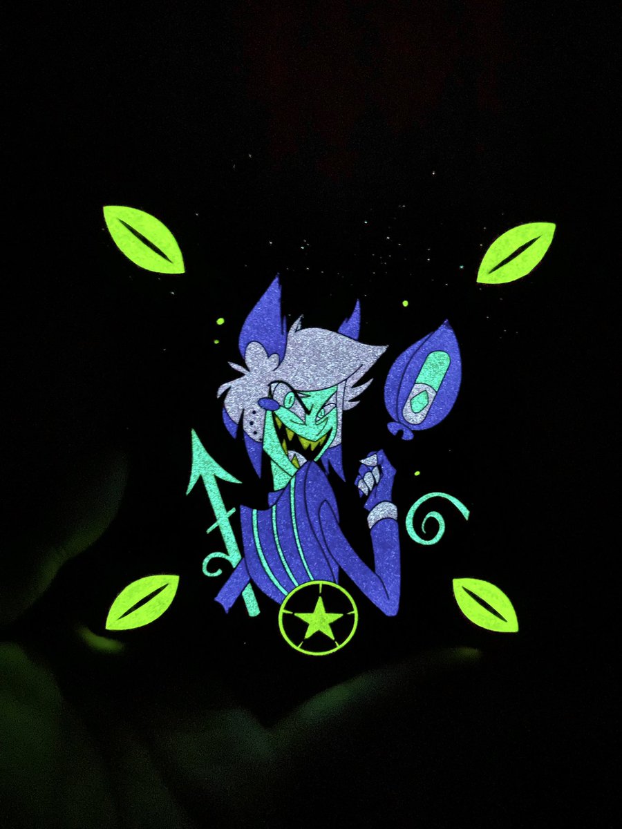 Ui0Ro4Kbq2msAKV's tweet photo. Proudly introduce my Hazbin Hotel AR Pin！4.3 inches，glowing in the dark，AR effect，available to pre-order on Esty now！#hazbinhotel #hazbinhotelalastor #hazbinhotelfanart #glowinthedark #hazbinhotelpin https://t.co/9HIj4s48Q1