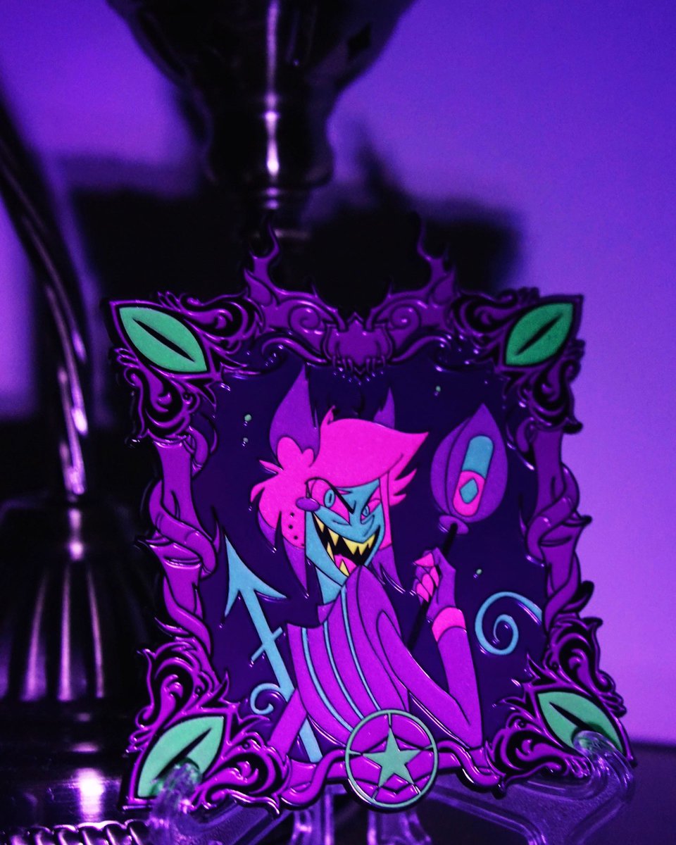 Ui0Ro4Kbq2msAKV's tweet photo. Proudly introduce my Hazbin Hotel AR Pin！4.3 inches，glowing in the dark，AR effect，available to pre-order on Esty now！#hazbinhotel #hazbinhotelalastor #hazbinhotelfanart #glowinthedark #hazbinhotelpin https://t.co/9HIj4s48Q1