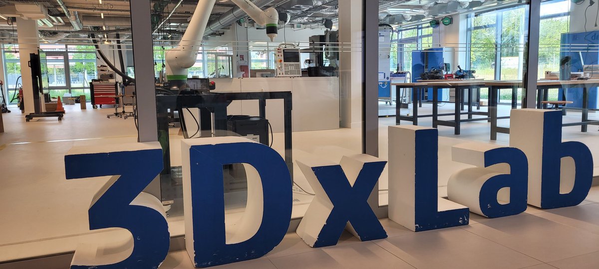 Champion de France au concours "Made in 3D". 
Bravo les élèves ! Leur travail acharné sur la création de leur brassard/télécommande "PULSERA" a destination des coachs pour rendre accessible l'apprentissage de la danse aux personnes atteintes de surdité a impressionné le Jury.