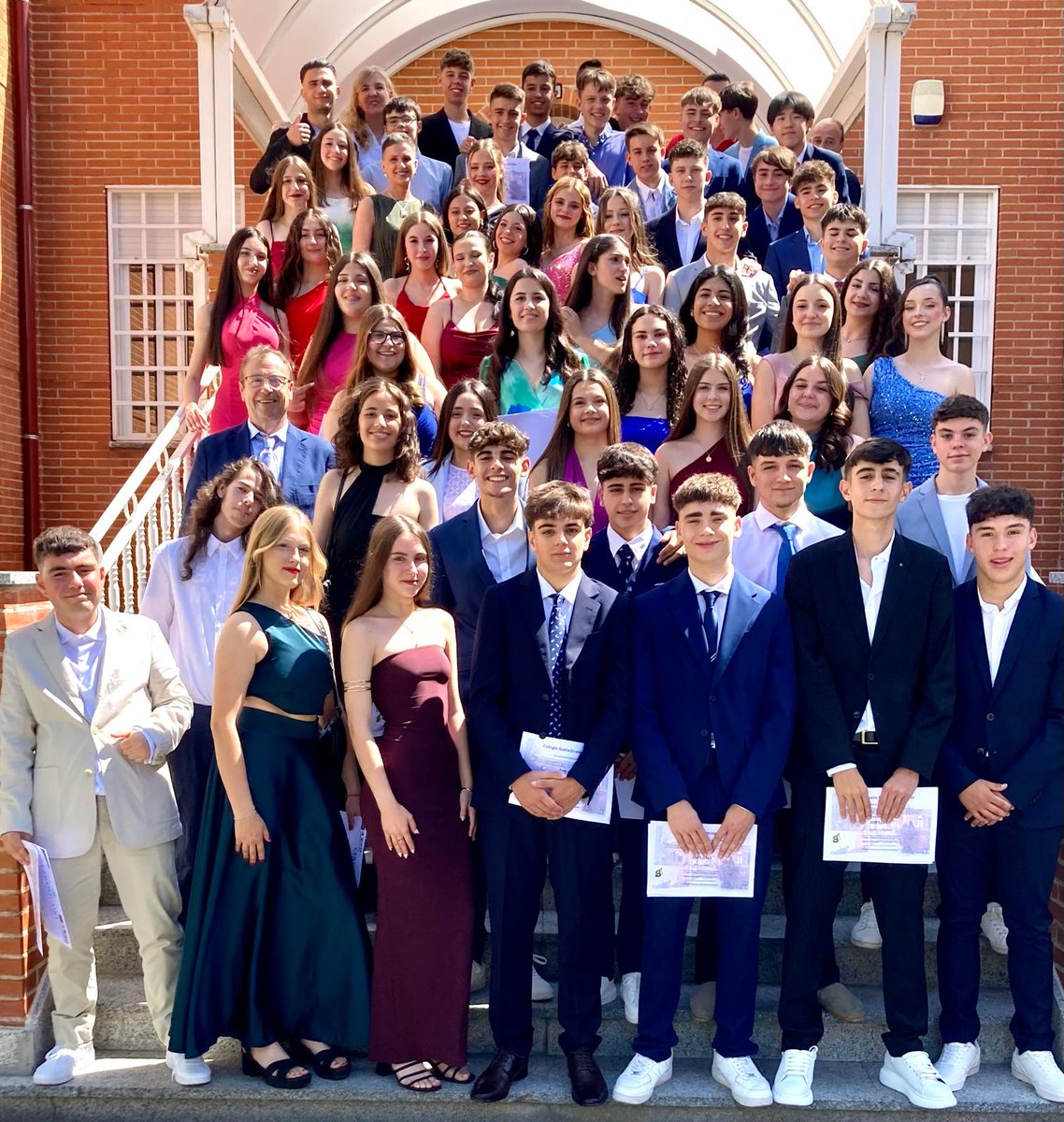 ColegioSDS's tweet photo. 🎓 ¡Felicitaciones a nuestros alumnos de 4º ESO por su graduación! 🎉 Celebramos vuestro esfuerzo y dedicación durante estos años. Estamos muy orgullosos de cada uno de vosotros y os deseamos lo mejor para el futuro. 🌟 #Graduación #4ESO #Orgullo #Educación https://t.co/IGfWY1F9Md