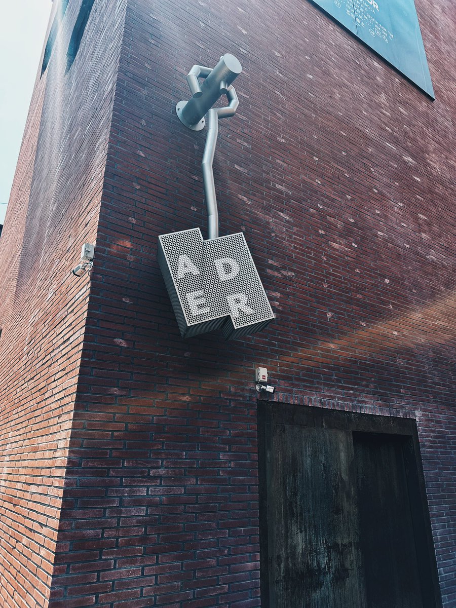 gokuraku_keiba's tweet image. ずっと歩いて、疲れたので休憩中。
#ADER 好きすぎる✨