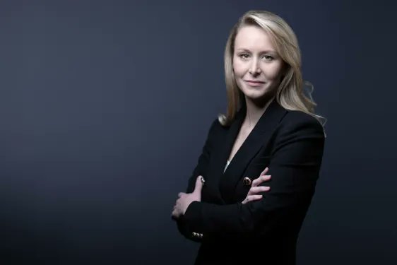 VilainCat's tweet photo. Marion Maréchal : "Je suis actuellement en recherche de nouveaux partenaires politiques à trahir." https://t.co/QezipcYkmm