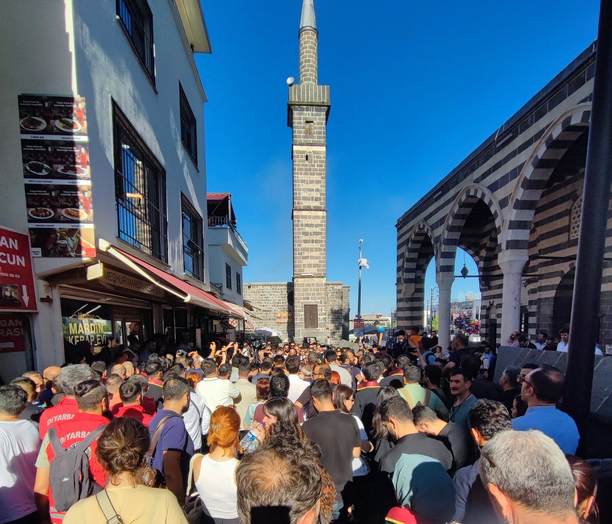 Tahir ELÇİ'nin faillerinin yargılandığı dosyanın karar duruşmasına merkezimiz üyesi avukatlar katılım sağladı. Sanık polis memurları hakkında beraat kararı verildi. Faillerin tespit edilip cezalandırılması için hukuki sürecin takipçisi olmaya devam edeceğiz.
#TahirElçiİçinAdalet