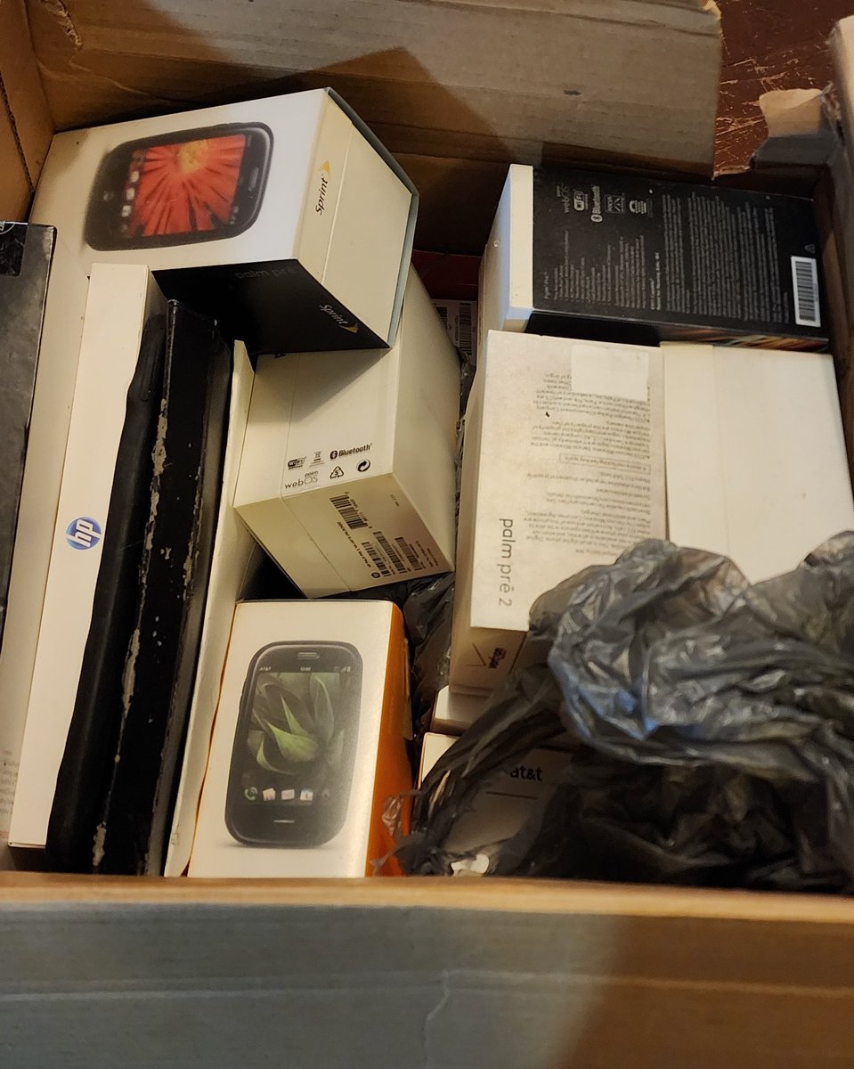 MomtherMelanie's tweet image. Any of my friends still in the #palm #webOS world?
I've got devices.