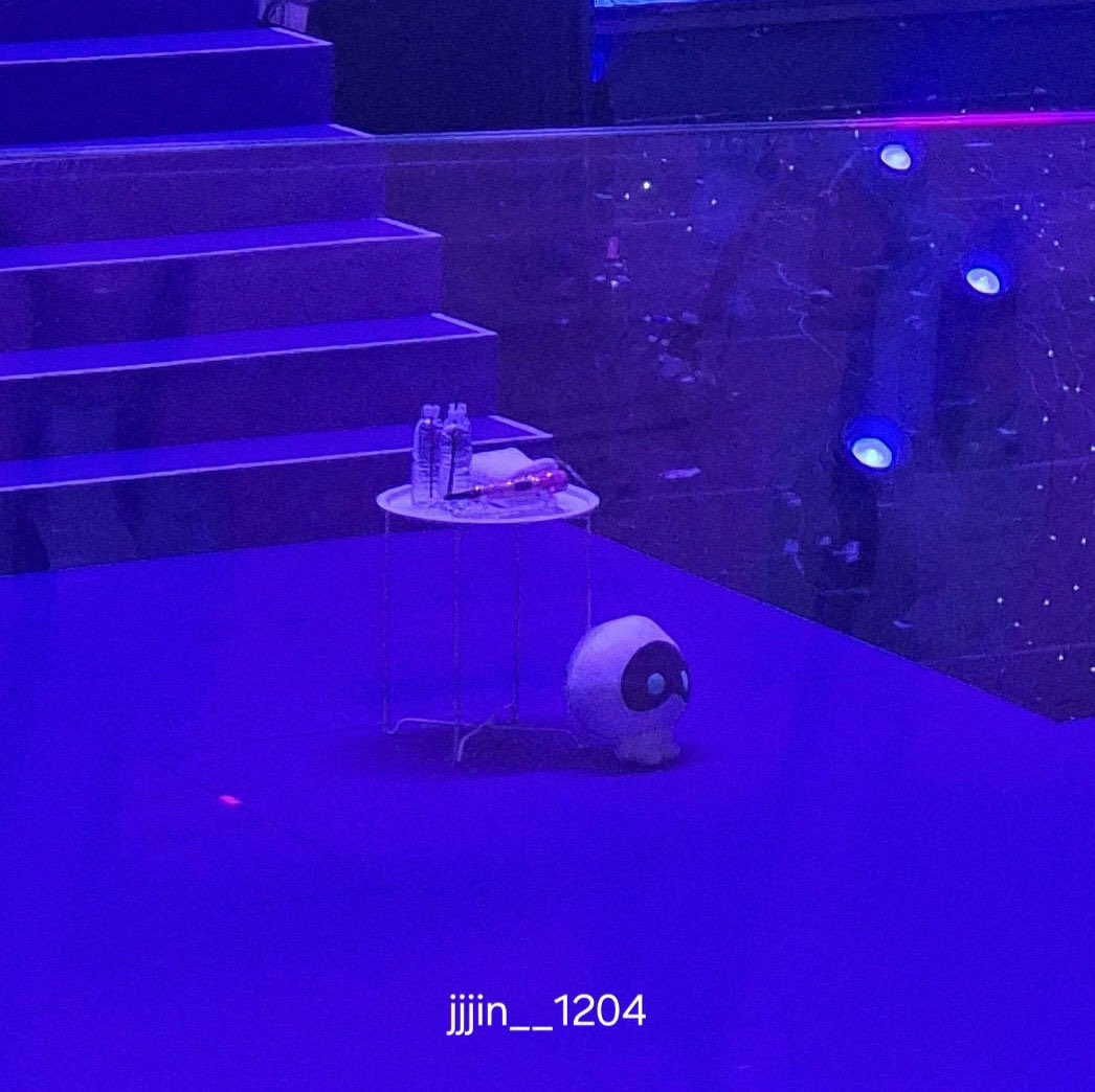 seokjinfile's tweet photo. seokjin’s pink mic is back 😭🩷 https://t.co/tDiVYJmk2F