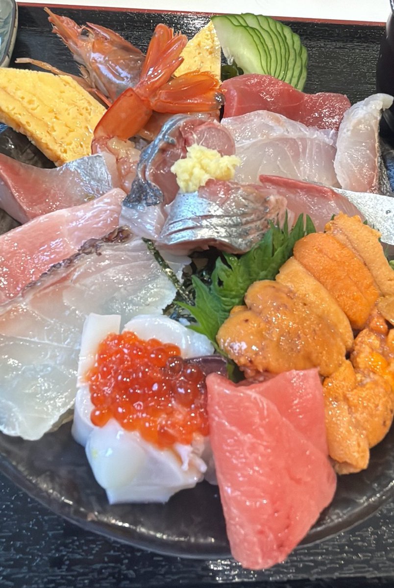 IshidaNobu's tweet photo. 海鮮丼食べる
海鮮丼（小）、限定ウニ丼
#長谷川水産
#海鮮長谷川 https://t.co/W6H2y3TSR8