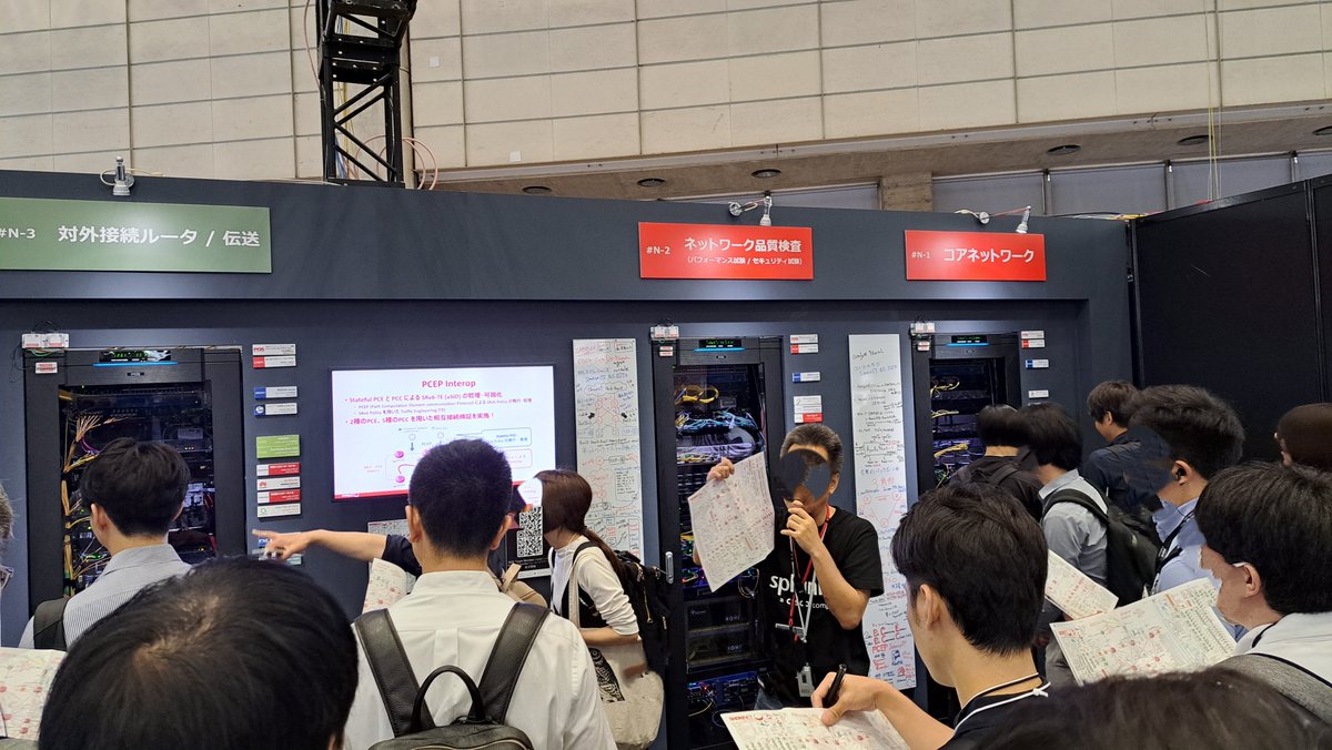 AITAC44280556's tweet photo. ブリーフィングルームで事前知識をインプットした参加者は、実際にShowNetブースで機材を目の前にさらに説明を受けます。
説明はインカム越しに聞けるので、会場内が騒がしくてもばっちり
#Interop 
#ShowNet
#AITAC https://t.co/B1LUHiCp95