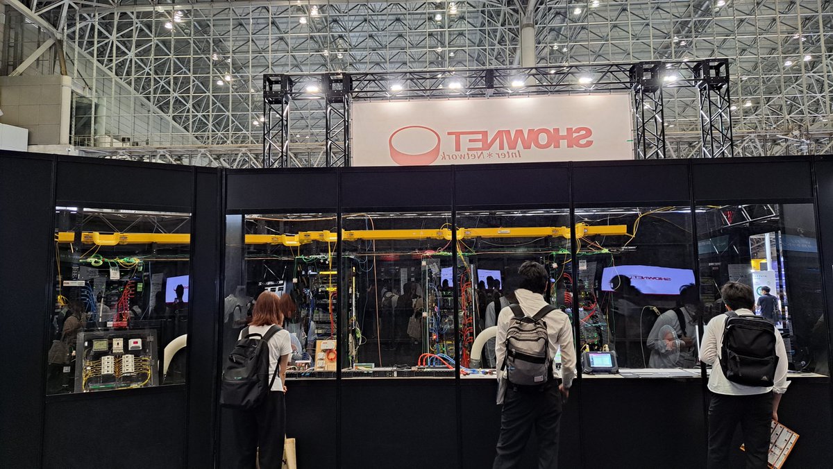 AITAC44280556's tweet photo. ブリーフィングルームで事前知識をインプットした参加者は、実際にShowNetブースで機材を目の前にさらに説明を受けます。
説明はインカム越しに聞けるので、会場内が騒がしくてもばっちり
#Interop 
#ShowNet
#AITAC https://t.co/B1LUHiCp95