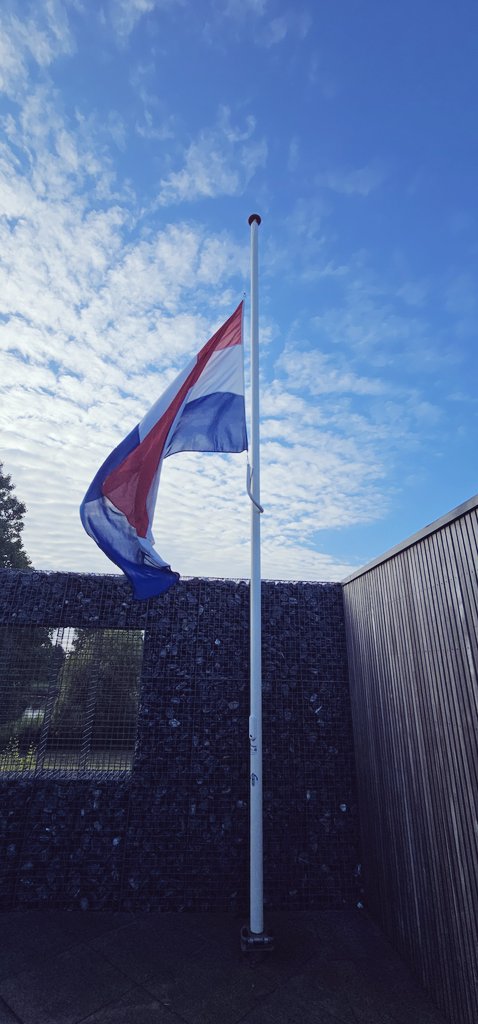 Vandaag hangen de vlaggen halfstok bij alle politiebureau's.
Dit doen wij om alle collega's  te herdenken die als direct gevolg van de uitvoering van hun politietaken om het leven zijn gekomen. 😓 #herdenken #donderdag #juni