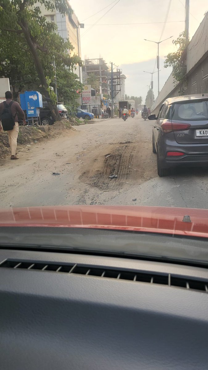 dipikajaikishan's tweet photo. Dear @BBMPSWMSplComm @BBMPSplHealth @BbmpchdTeam @Bbmpcares 
Condition of the ONLY road that connects Kamanhalli to Nagwara and the Hebbal. It is dangerous &amp; frequently used by school buses and ambulances. this might fall under the jurisdiction of Anand Kumar,Hebbala corporator. https://t.co/D2WlUBQKC8