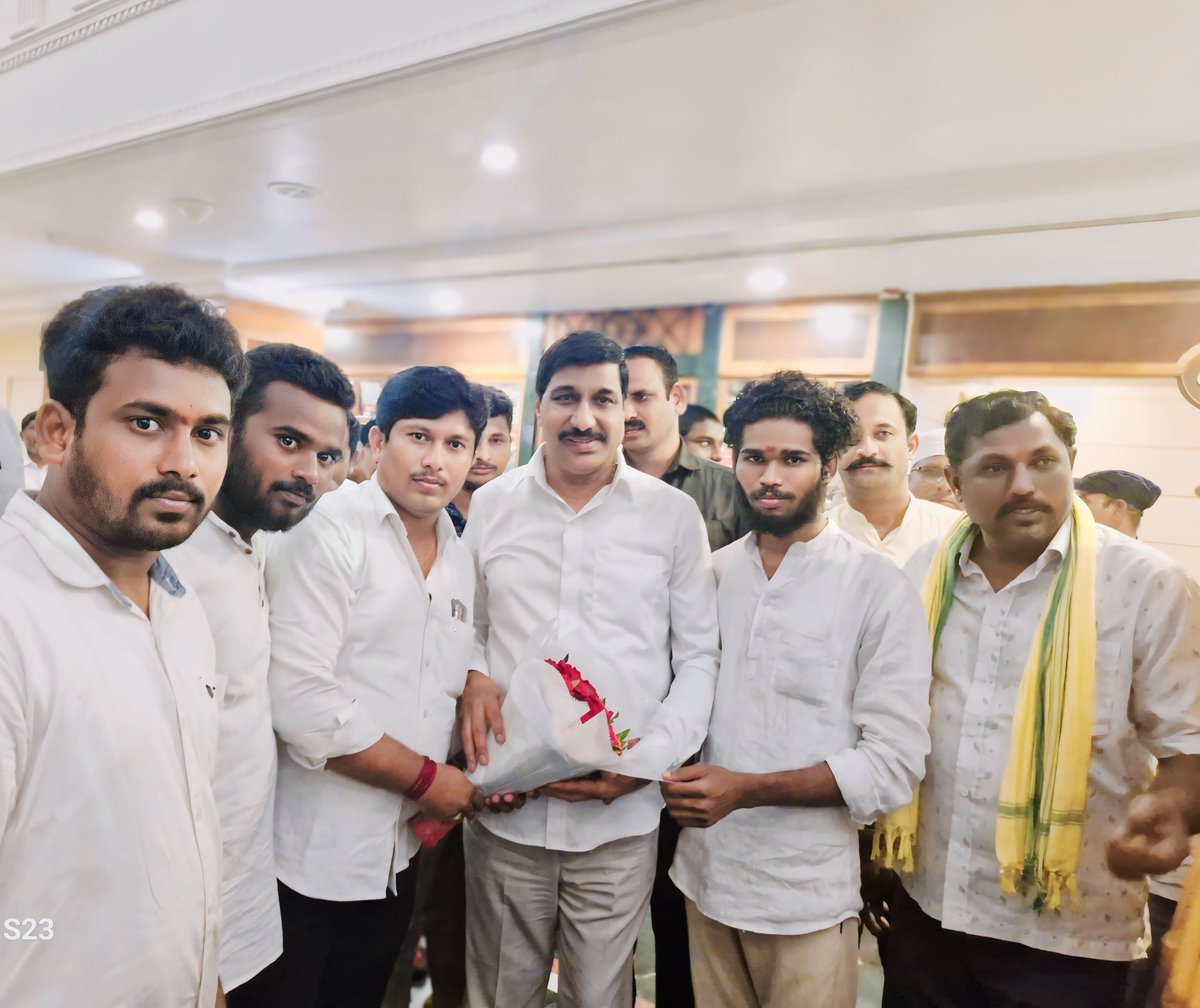 bhaskarkrishna6's tweet photo. విజయవాడలో ఆంధ్రప్రదేశ్ రాష్ట్ర మంత్రివర్యులు బిసి #జనార్దన్_రెడ్డి గారిని కలిసి శుభాకాంక్షలు తెలియజేసిన #బనగానపల్లె నియోజకవర్గం జనసేన పార్టీ నాయకులు భాస్కర్
@JanaSenaParty 
@iTDP_Official https://t.co/kS8IriJHp9