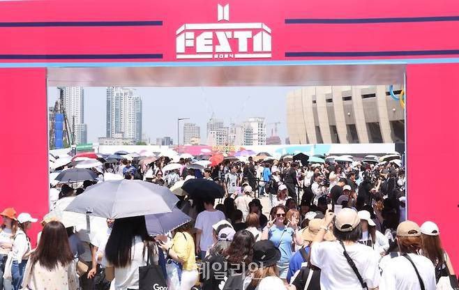 mhereonlyforbts's tweet photo. Look the amount of people on bts festa event... getting tickets for bts 2025/2026 tour will be like hunger games😭😭 https://t.co/qqJHXr4wzi