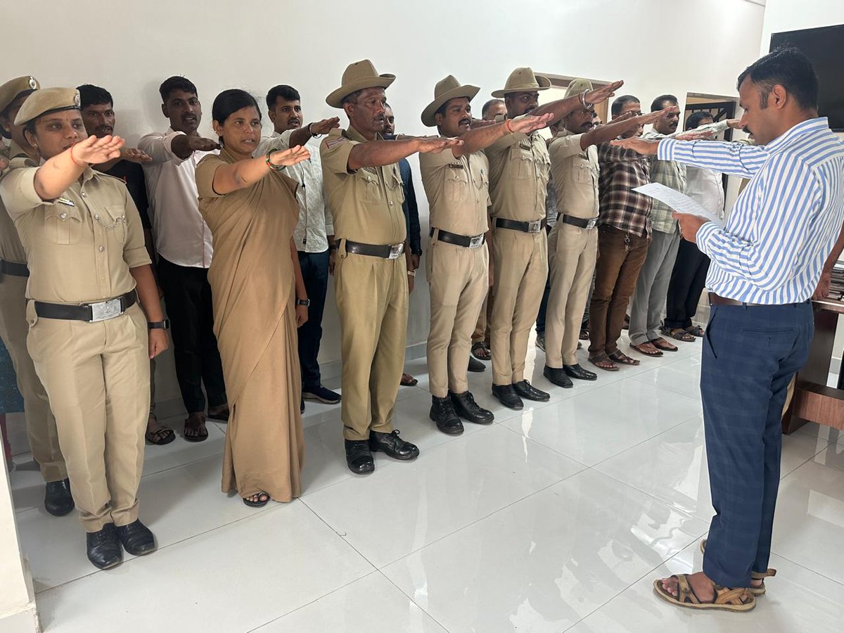 ವಿಶ್ವ ಬಾಲ ಕಾರ್ಮಿಕ ವಿರೋಧಿ ದಿನಾಚರಣೆ ಅಂಗವಾಗಿ ಠಾಣಾ ಸಿಬ್ಬಂದಿಗಳು ಠಾಣಾ ವ್ಯಾಪ್ತಿಯಲ್ಲಿ ಶಾಲೆಗೆ ಕಳುಹಿಸುವ ಬದಲು ಬಾಲ ಕಾರ್ಮಿಕರನ್ನಾಗಿಸುವ ಯಾವುದೇ ವ್ಯಕ್ತಿ/ಪೋಷಕರನ್ನು ಕಾನೂನಿನಡಿಯಲ್ಲಿ ಶಿಕ್ಷೆಗೆ ಗುರಿ ಮಾಡಿ ಬಾಲ ಕಾರ್ಮಿಕ ಪದ್ದತಿಯನ್ನು ನಿರ್ಮೂಲ ಮಾಡುವುದಾಗಿ ಪ್ರತಿಜ್ಞಾ ವಿಧಿ ಸ್ವೀಕರಿಸಲಾಯಿತು.