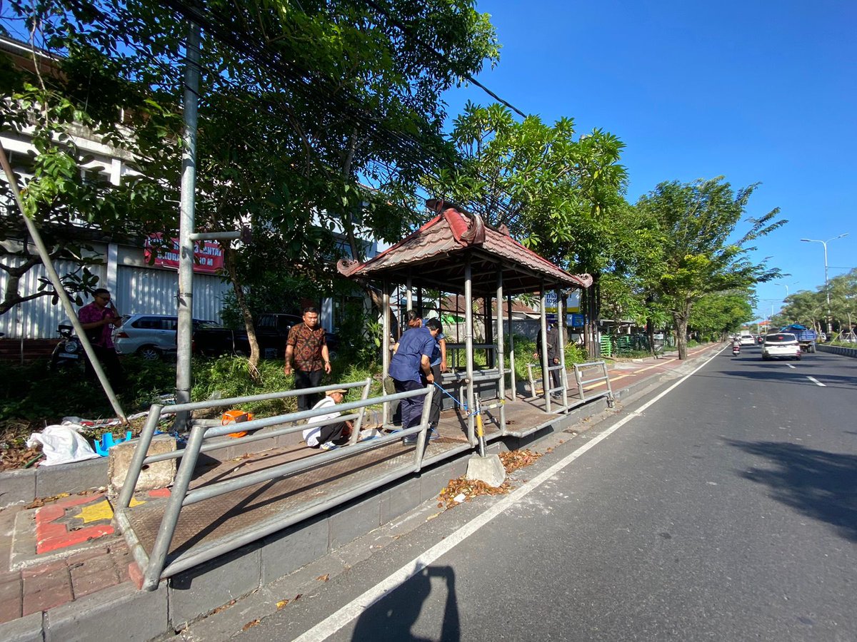 blideadinatha's tweet photo. @suindraw @HumasBali @PemkabBadung @kemenhub151 @hubdat151 @KemenPU @Kemenparekraf @anamazingbali @BaleBengong @stravenues @txttransportasi @jalur5_ @itdpindonesia @TransportforINA Informasi terakhir, halte itu ditabrak kendaraan jenis truck, bukan karena keropos, mengakibatkan halte bergeser sejauh 2 meter, kemarin tim UPTD Trans Sarbagita sudah memperbaiki agar tidak membahayakan bagi pengguna jalan. https://t.co/yMcf7z8gKB