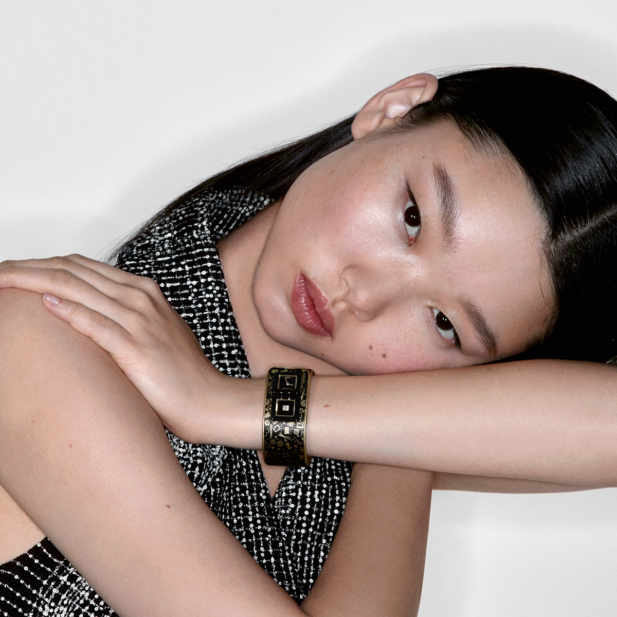 CHANEL_JP's tweet photo. ブラックのブレスレットを纏うコード ココ クチュール。ゴールドレザーのトリミングと裏地が施され、指ぬきやボビン、ピン モチーフがプリントされています。ブラック ラッカー ダイヤルにはプリンセスカット ダイヤモンドをセットしています。
数量限定モデル。
#CodeCoco #CHANELCoutureOclock